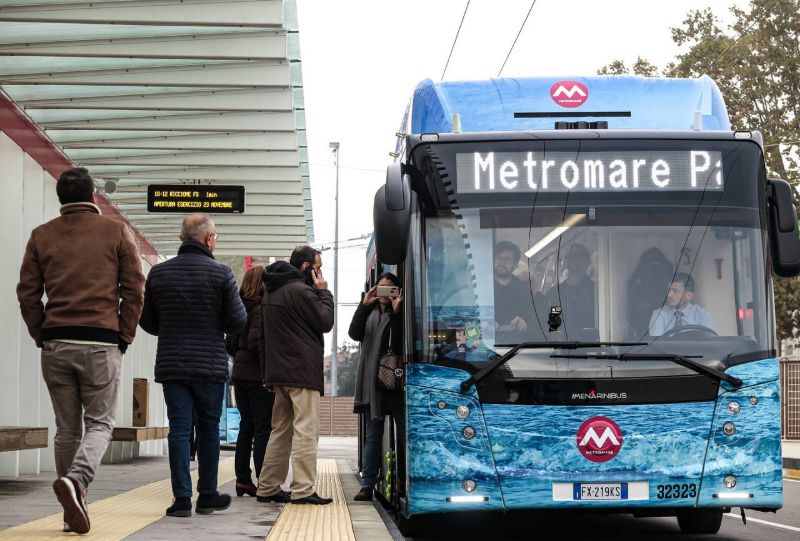 Solobus 32323 mit spezieller Beklebung für die Metromare bei der Eröffnung. Foto: Petrangeli, siehe: https://www.ilrestodelcarlino.it/rimini/cronaca/foto/metromare-1.4898863