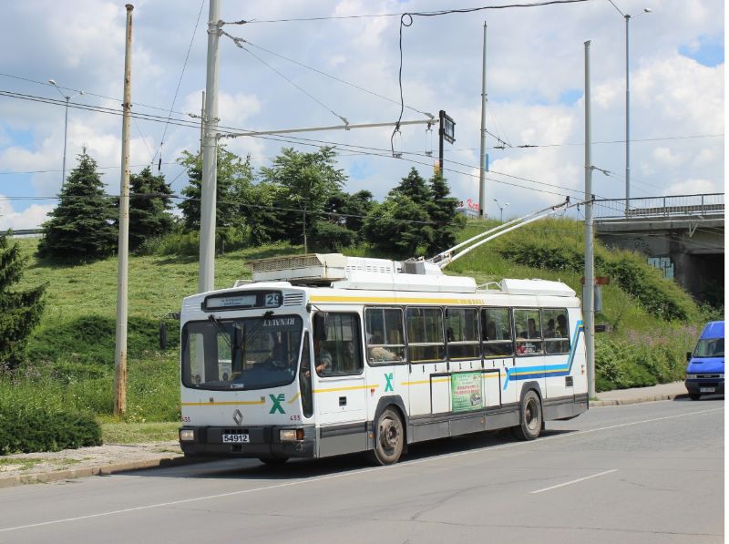 Durch die Beschaffung von weiteren FBW- bzw. NAW-Trolleybussen aus Lausanne könnten die aus Limoges übernommenen Renault-Trolleybusse ersetzt werden, hier Wagen 54912 ehemals Limoges 433 am 9.6.2016. Foto: J. Lehmann