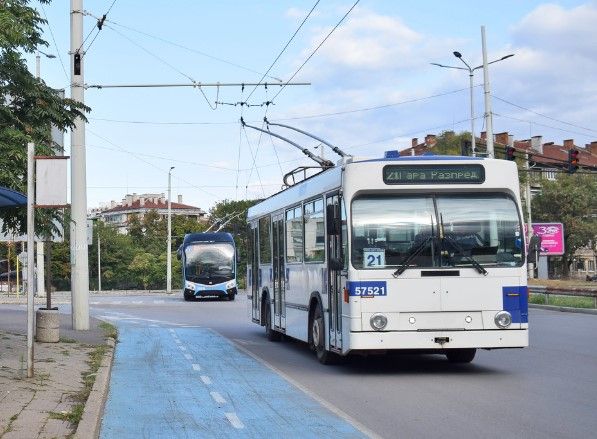 FBW-Trolleybus 57521 war in Lausanne zuletzt Fahrschulwagen 752 und ging 2022 in Ruse in Dienst, hier auf der Linie 21, es folgt ihm 58011 als Linie 24. Foto: Victor Silaghi