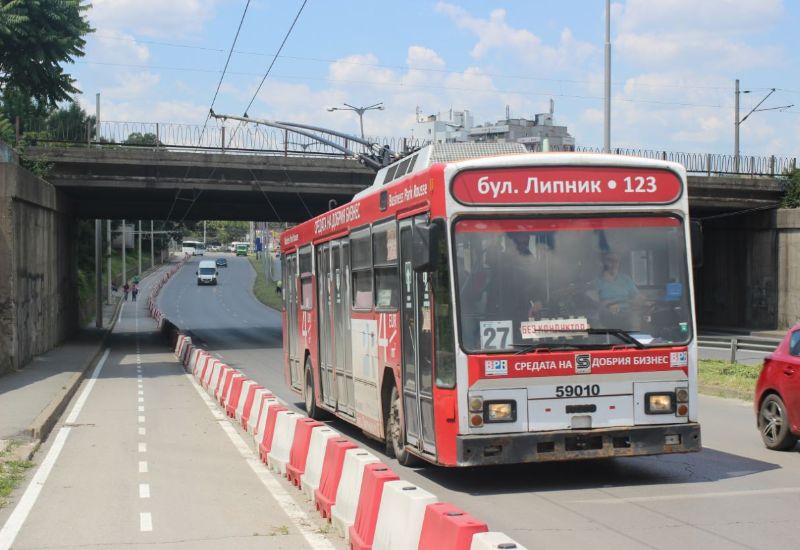 Die aus Mailand übernommenen Socimi-Trolleybusse abgestellt, während der Großteil der Wagen die orginal orange Lackierung behielt, erhielt Wagen 5901 durch eine Ganzreklame ein anderes Aussehen. Foto: J. Lehmann, 9.6.2016