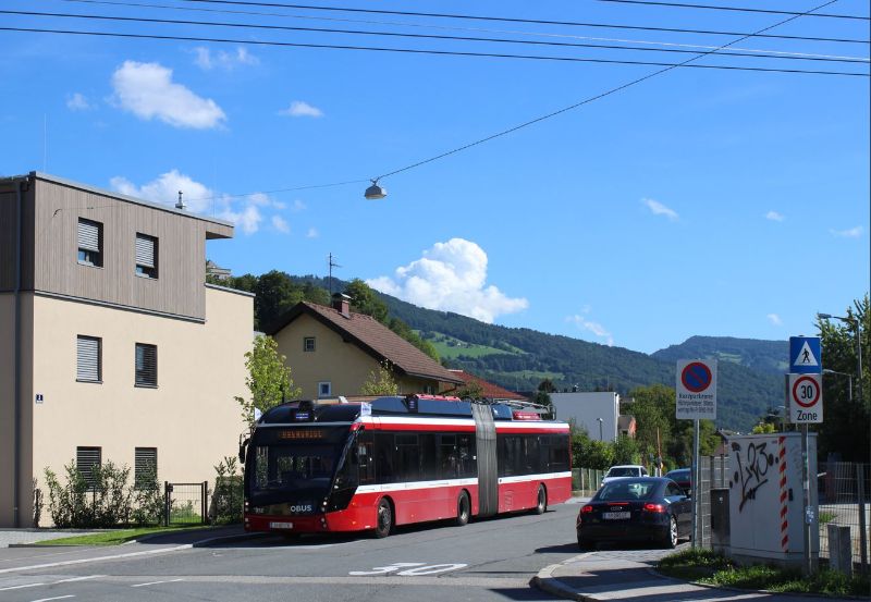 Solaris Solaris Trollino 18 MetroStyle Nr.352 befährt im Batteriebetrieb die Umleitungsstrecke über die Parscher Straße. Foto: J. Lehmann, 12.09.2022