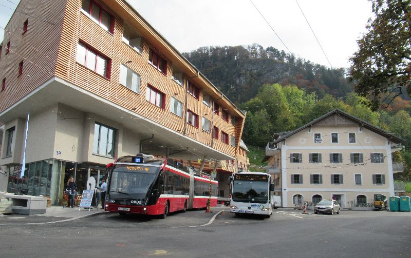 Nach Fertigstellung der Neubauten in der Wendeschleife Obergnigl konnte diese ab dem 19.10.2019 wieder von der Obuslinie 2 genutzt werden, hier Obus 369 neben einem Albus der Linie 23. Foto: J. Lehmann