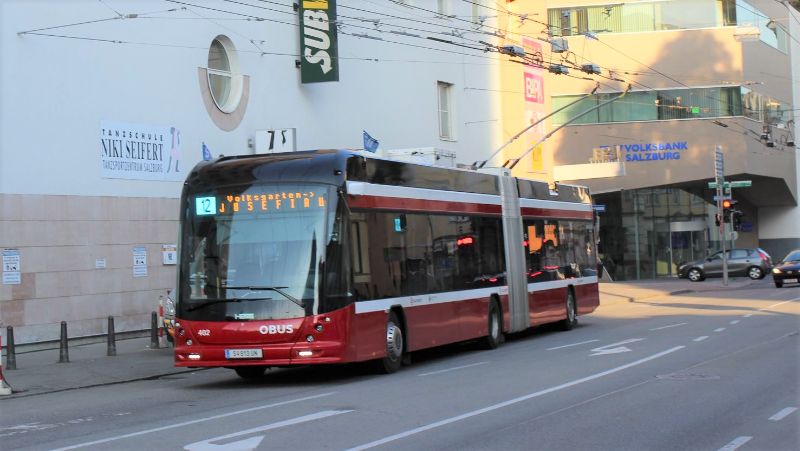LighTram 402 stammt aus der ersten Serie von 15 Einheiten, von denen bis 2024 weitere 27 folgen werden, hier am 18.06.2021 im Einsatz auf der Linie 12, die nach der nun vorgelegten Gesamt-Verkehrsstrategie ganztägig verkehren soll. Foto: J.Lehmann