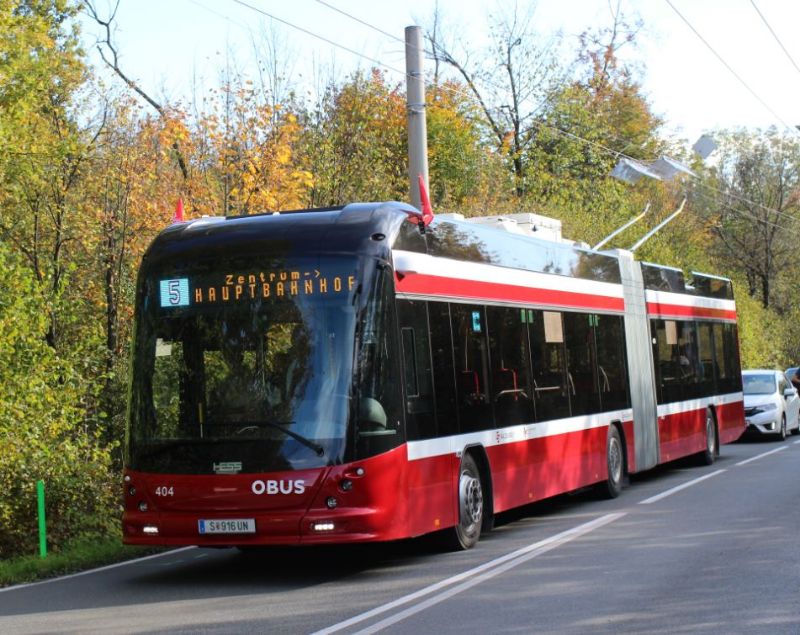 Im Oktober 2019 mußten die eObusse noch mitten auf der Straße eindrahten, mittlerweile wurden die Haltestellenanlagen angepasst und das Eindrahten kann in der Haltestellenbucht vorgenommen werden (siehe Video im Link "mehr Informationen...")