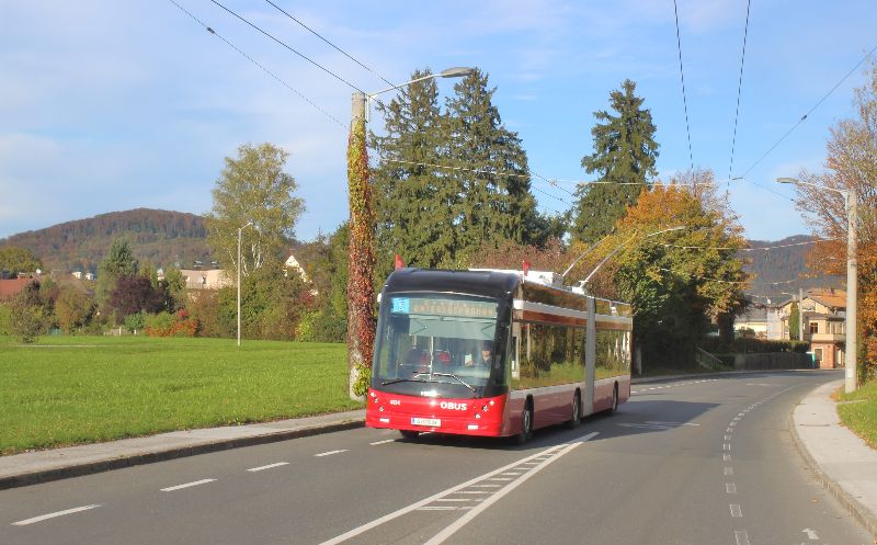 Auf dem Weg nach Grödig konnte der eObus 404 im Vorlaufbetrieb der verlängerten Linie 5 am 19.10.2019 festgehalten werden. Fotos: J. Lehmann