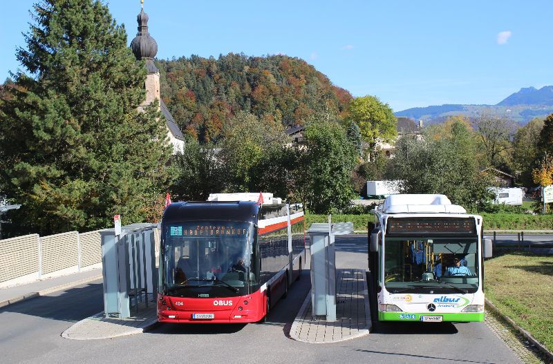 LighTram 404 pausiert am Busbahnhof vor der Talstation der Untersbergbahn, ehe es im Batteriemodus wieder nach Salzburg zurückgeht. Foto: J. Lehmann