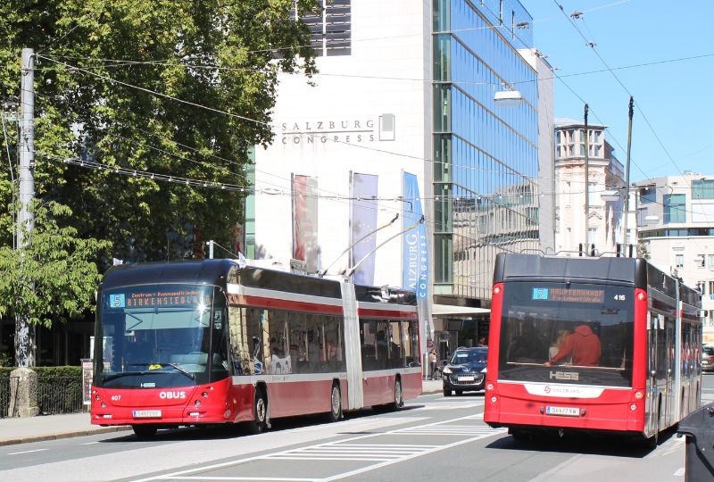 Die letzte Rahmenvereinbarung für die Lieferung von Obussen konnte die Firma Hess für sich entscheiden, bis September 2024 werden 50 Batterie-Trolleybusse geliefert, hier begegnen sich die Wagen 407 und 416 auf der Rainerstraße hinter dem Mirabellplatz. Foto: J.Lehmann, 12.9.22