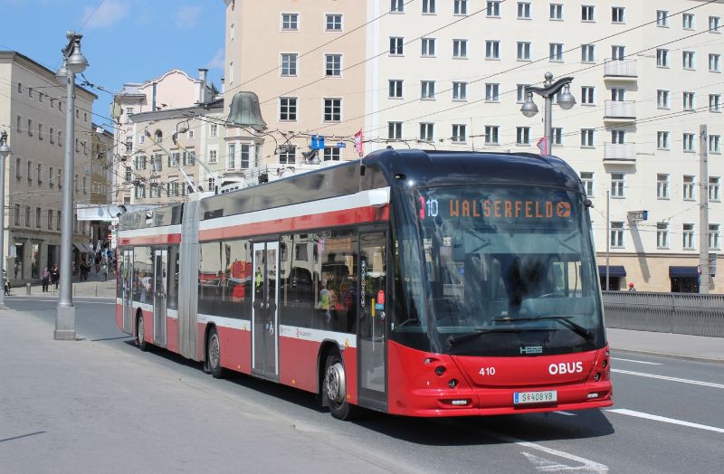 Auch die Linie 10 wird seit dem 17.2.2025 alle 10 Minuten befahren, hier mit dem LighTram 410 am 13.5.2024. Foto: J.Lehmann