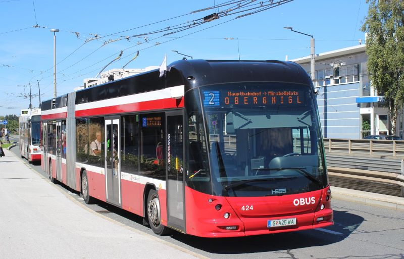 Aus der jüngsten Serie der Hess LighTram ist Wagen 424 als Linie 2 am 12.9.2022 unterwegs. Foto: J.Lehmann