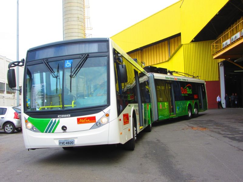 Der "Mega-DUO-Bus" auf einer Nahverkehrsmesse 2015 . Foto Samuel Tuzi