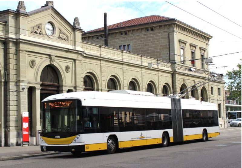 SwissTrolley 101 vor dem Bahnhof Schaffhausen am 21.06.2019, hier sollen die Trolleybusse künftig mit Batterie passieren, die Fahrleitung wird dann zugunsten von Ladestationen demontiert. Foto: J. Lehmann