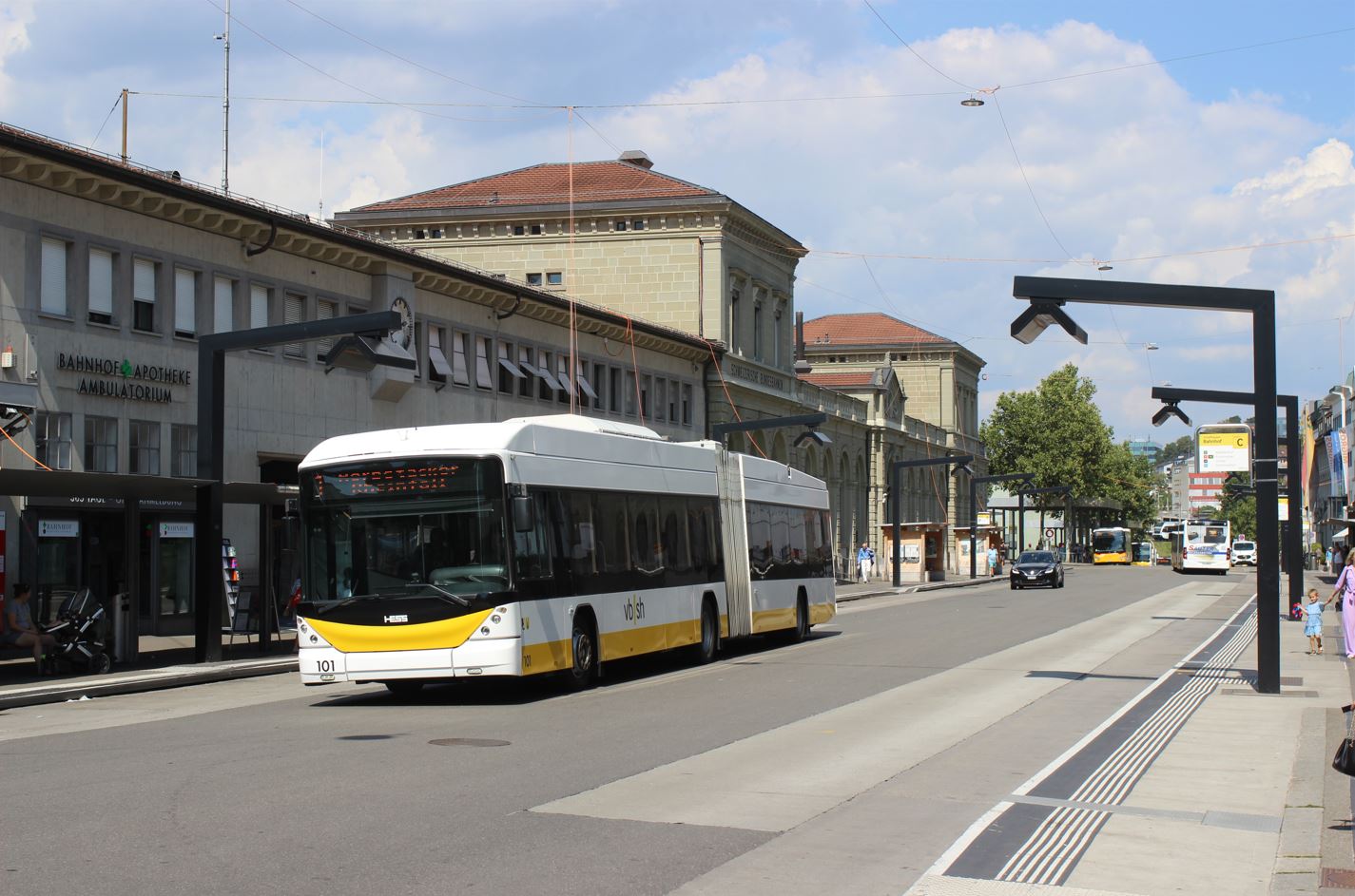Es ist sicherlich Geschmackssache, ob die nun am Bahnhof vorhandenen Ladestationen das Stadtbild verschönern, hier mit SwissTrolley 101 am 21.08.2023. Foto: J. Lehmann