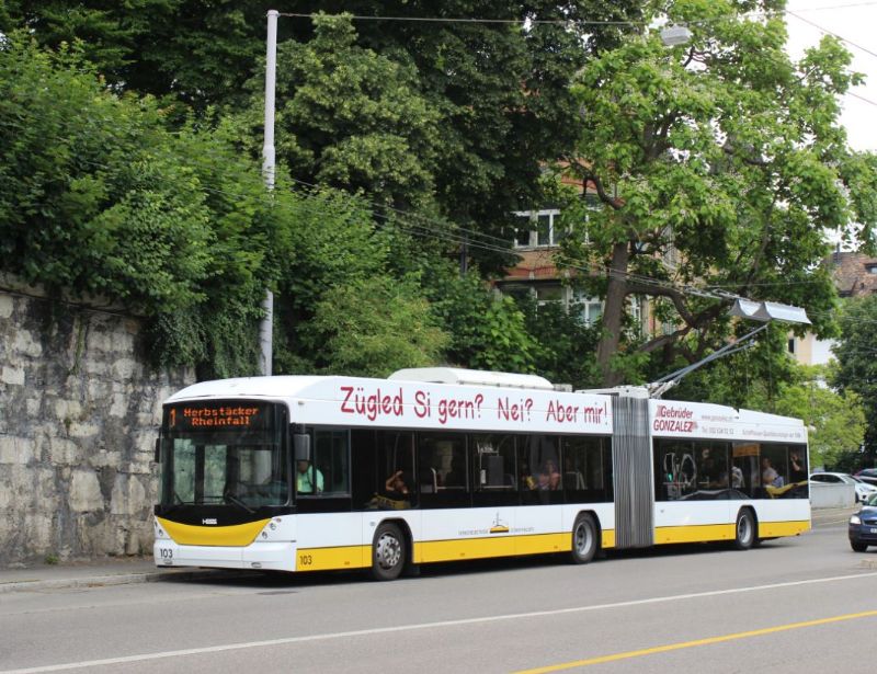 SwissTrolley 103 beim Eindrahten auf der Mühlenstrasse nach rund 1km Batteriefahrt. Foto: J. Lehmann, 22.6.2020
