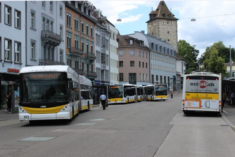 Der Bahnhofsvorplatz wird seit Mai 2020 in Batteriefahrt passiert. Foto: J. Lehmann, 22.6.2020
