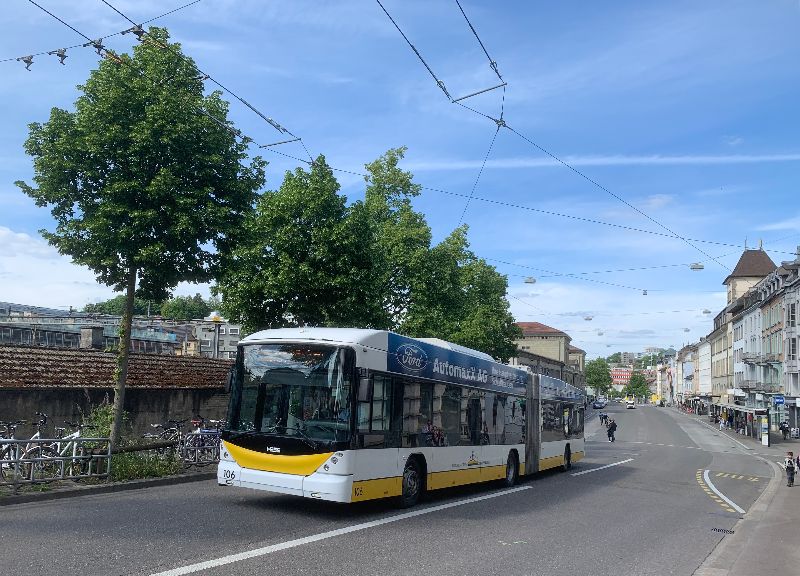 Trolleybus 106 verlässt den Bahnhofsplatz im Batterieantrieb während der Rückbauphase, die sichtbare Fahrleitung wird ebenfalls abgebaut. Foto: Simon Zürrer