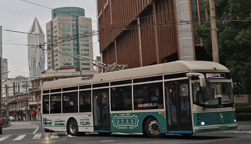 Türseite vom Trolleybus S5A-0014 mit der Jubiläumsdekoration. Foto: Wenchao Song