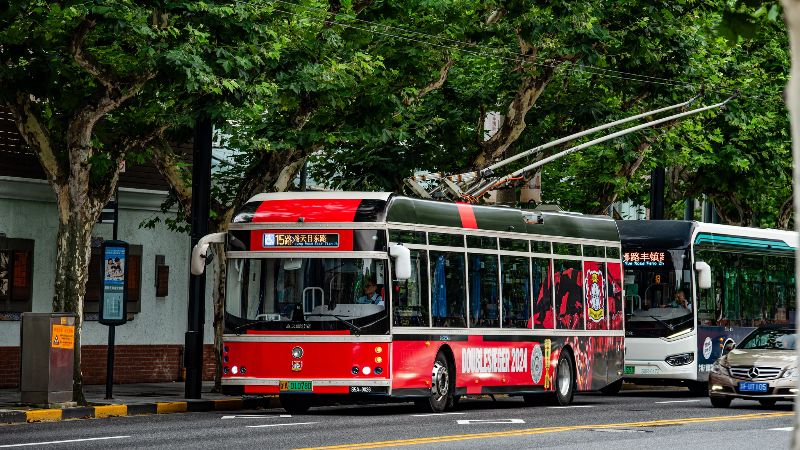 Mit einer für China ungewöhnlichen Ganzreklame war der Trolleybus 0026 im Juli 2024 unterwegs, und zwar für den deutschen Fussballclub Bayer 04 Leverkusen, der Meister und Pokalsieger wurde. Foto: Xue Terry via Facebook