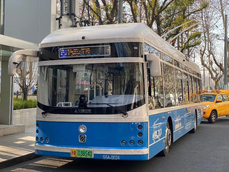 Der Ersatz erfolgt durch 130 Sunwin SWB5129- Trolleybusse im Retrostyle, hier Wagen S5A-0024. Foto: Li Chao via Fb.