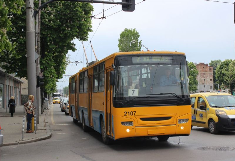 Die Trolleybuslinie 7 ist seit Juli 2019 verlängert, hier am 13.5.2019 mit dem vor rund 10 Jahren modernisierten Ikarus-Gelenktrolleybus 2107, sie kommen auch jetzt noch auf einigen Linien zum Einsatz, ein Ersatz ist durch die Auslieferung von 30 neuen Solaris Trollino bis Herbst 2021 vorgesehen.  Foto: J. Lehmann