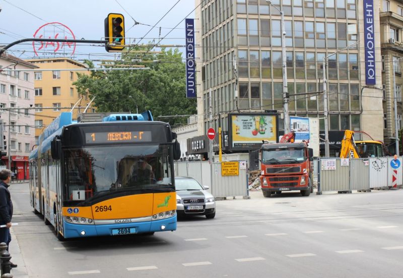 Eine Baustelle für die Metro-Linie 3 hinderte die Trolleybusse bislang daran, links von dem Bul. "Vasil Levski" in den Bul. "Patriarh Evtimiy" abzubiegen, zu erkennen rechts hinter dem 2694 am 13.5.19; nach Ende der Bauarbeiten biegt seit dem 1.10.2020 die Linie 7 hier links ab. Foto: J. Lehmann