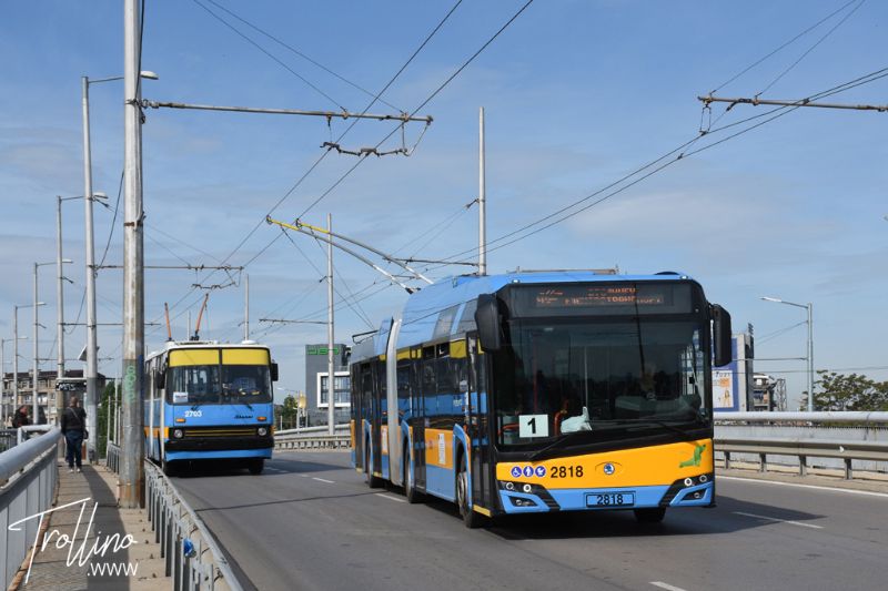 Auf der ul. Most Tschawdar überholt am 15.05.2021 der neue Solaris/Skoda 2818 den Ikarus 2705. Foto: Martin Černý via http://trollino.mashke.org/