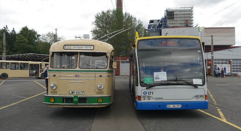 Nach dem Pressetermin gab es noch ein Foto mit dem ÜHIIIs 1 und dem neuen Museumswagen Berkhof 171, der von 2001 bis 2023 in Solingen zum Einsatz kam. Foto: J. Lehmann, 7.7.24