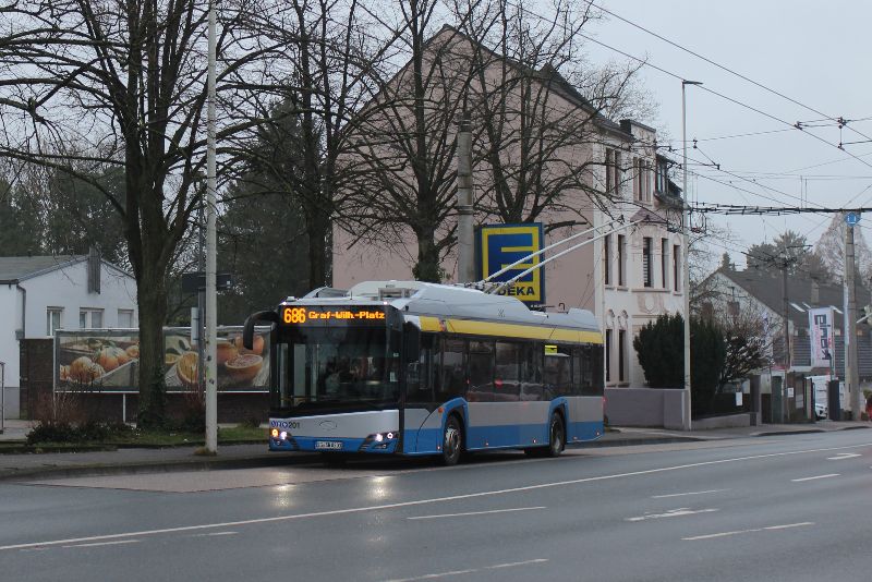 Obus 201 als Kurs 694/08 an der Haltestelle Mangenberg auf dem Weg zum Graf-Wilhelm-Platz als Linie 686, zuvor fuhr der Kurs zweimal nach Ohligs als Linie 691 und 694. Foto: J. Lehmann, 31.1.24