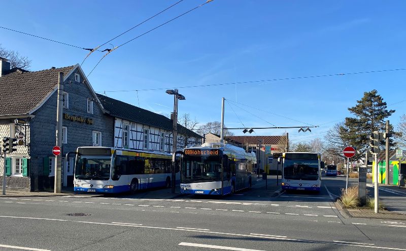 Obus 204 mit den Dieselautobussen 303 und 308 in Aufderhöhe unter den neu eingerichteten Ladestationen. Foto: Franz Grantl, 27.1.24