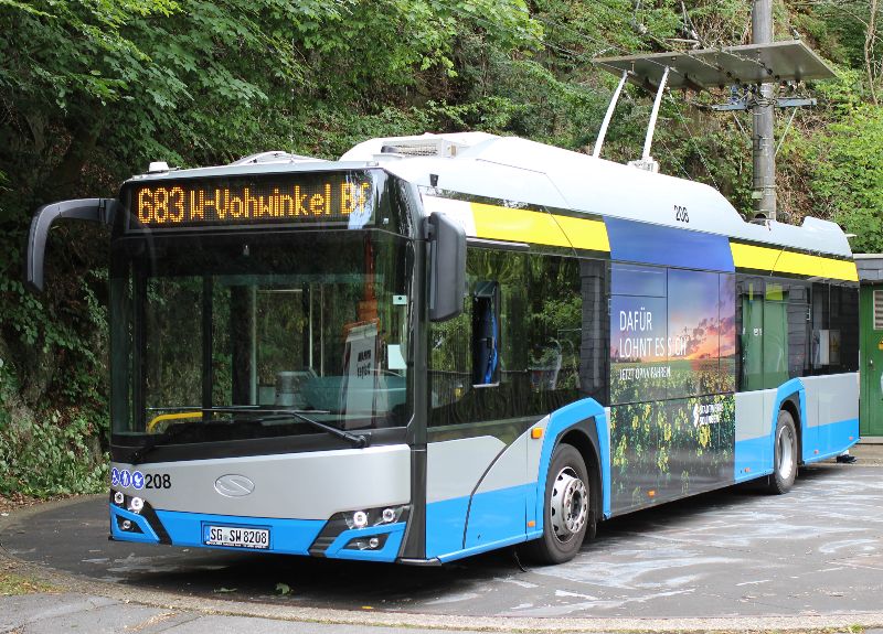 Für eine Woche kommen Solo-Trolleybusse auf den Kursen der Linie 683 nach Burg zum Einsatz, hier Wagen 208 auf der Drehscheibe am 18.7.2023. Foto: J. Lehmann