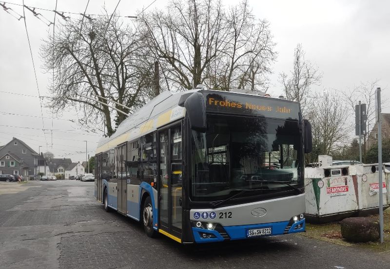 BOB 212 war einer der letzten Solaris Trollino 12, die die Freigabe zum Linienverkehr erhielten. Hier pausiert er in Höhscheid von der Endstation der Linie 691 mit der Anzeige "Frohes Neues Jahr". Foto: Daniel Frydrycy