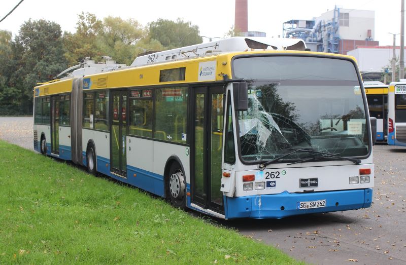 Nach einem Auffahrunfall am 1.7.25 wurde der VanHool 262 auf dem Betriebshof seitlich abgestellt. Foto: J.Lehmann, 12.10.2025