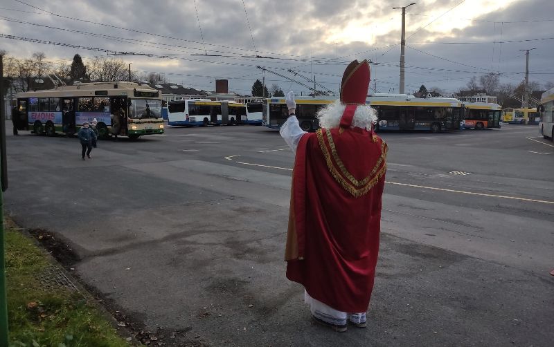 Bei den Nikolausfahrten am 7./8.12.24 erwartete der Nikolaus die jungen Fahrgäste, die der MAN 42 des OMS hierhin brachte. Foto: Daniel Frydrycy