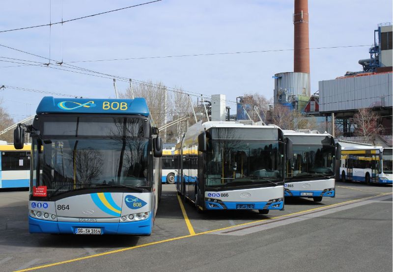 Neben dem BOB 864 warten die neuen BOB 865 und 866 auf ihre Freigabe zum Linienverkehr. Foto: J. Lehmann, 20.3.21