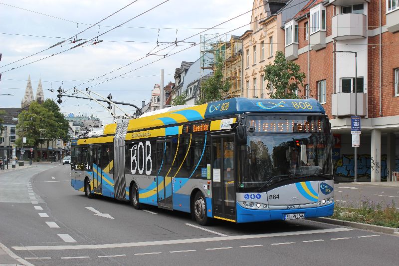 Der vierte Solaris Trollino wird häufig als Einsatzwagen im Schülerverkehr eingesetzt, hier ist Wagen 864 als Dienstfahrt in Richtung Betriebshof unterwegs. Foto: J. Lehmann