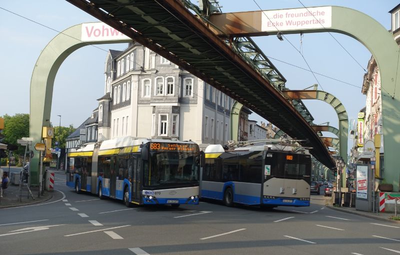 Durch die Sperrung der Rubensstraße fuhr die Linie 683 vom Bahnhof Vohwinkel direkt über die Gräfrather Straße nach Solingen, die Fahrgäste von der Schwebebahn-Endhaltestelle mussten einen längeren Fussweg in Kauf nehmen, hier begegnen sich Wagen 870 und 878 unter dem Schwebebahngerüst. Foto: J.Lehmann, 09.06.2025