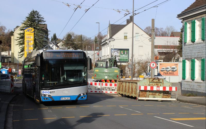 Anfang November wechselte die Baustelle auf die östliche Straßenseite, hier passiert Wagen 877 die Baustelle. Foto: J. Lehmann, 22.11.2025