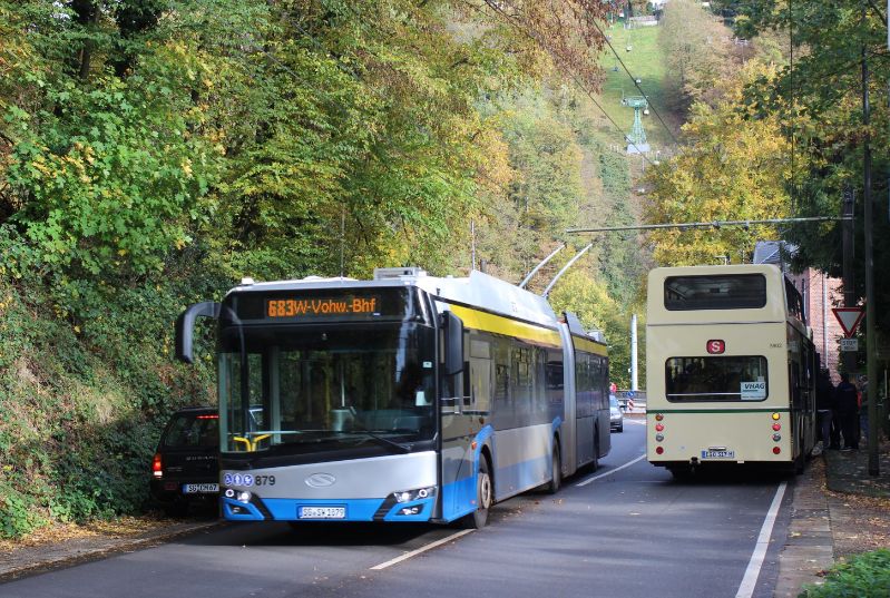 Wagen 879 mit verkleinerter Zielanzeige aus den Berkhof-Trolleybussen begegnet am 1.11.23 den VHAG-Anderthalbdecker 3902. Foto: J. Lehmann
