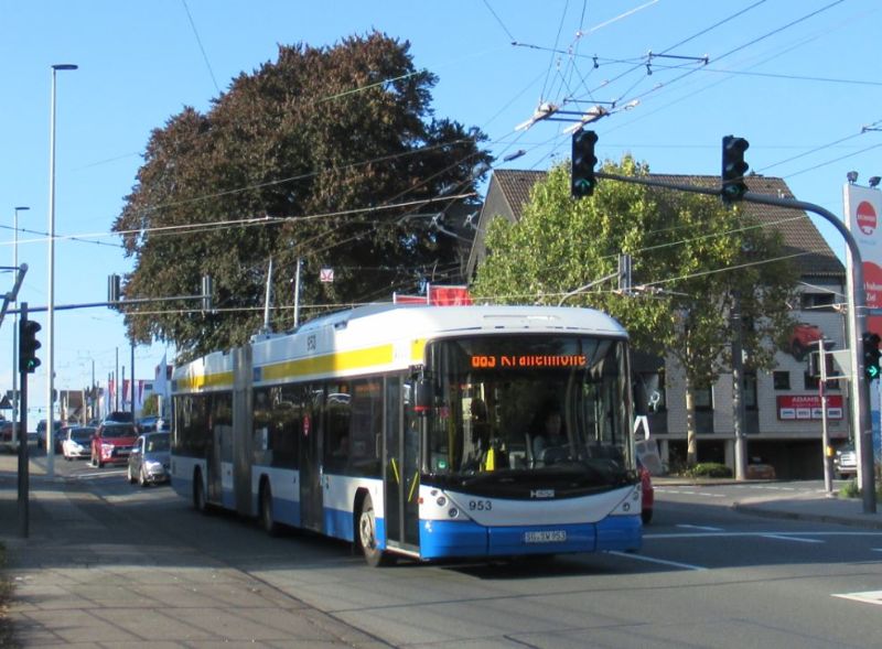 SwissTrolley 953 passiert am 27.9.2019 die neue Einlaufweiche von der Alleestraße, die fehlende Kreuzung wird in der Nacht zum Samstag eingebaut. Foto: J. Lehmann