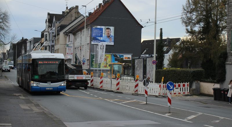SwissTrolley 964 fährt die Haltestelle Unionstraße an, die derzeit im Rahmen des Ausbauprogramms „Barrierefreie Bushaltestellen“ erneuert wird. Foto: J. Lehmann