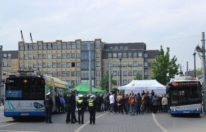 Umrahmt vom BOB 864 und dem Solo-BOB 216 fand auf dem Bahnhofsvorplatz eine Feier zum Abschluss des BOB-Projekts statt. Foto: J. Lehmann