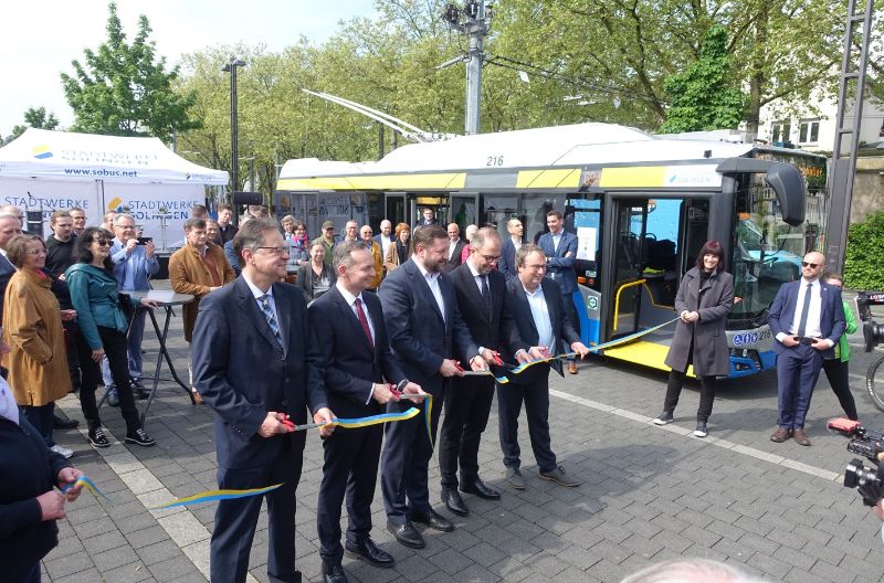 Zum symbolischen Bandschnitt für die beiden neuen BOB-Linien 691 und 694 reihten sich der Leiter SWS-Verkehrsbetrieb Matthias Laise, Bundesminister für Verkehr Dr. Volker Wissing, Oberbürgermeister Tim Kurzbach, Geschäftsführer der Stadtwerke Solingen Leif Reitis und der NRW-Landesminister für Verkehr Oliver Krischer im Anschluss der Ansprachen ein. Foto: J. Lehmann