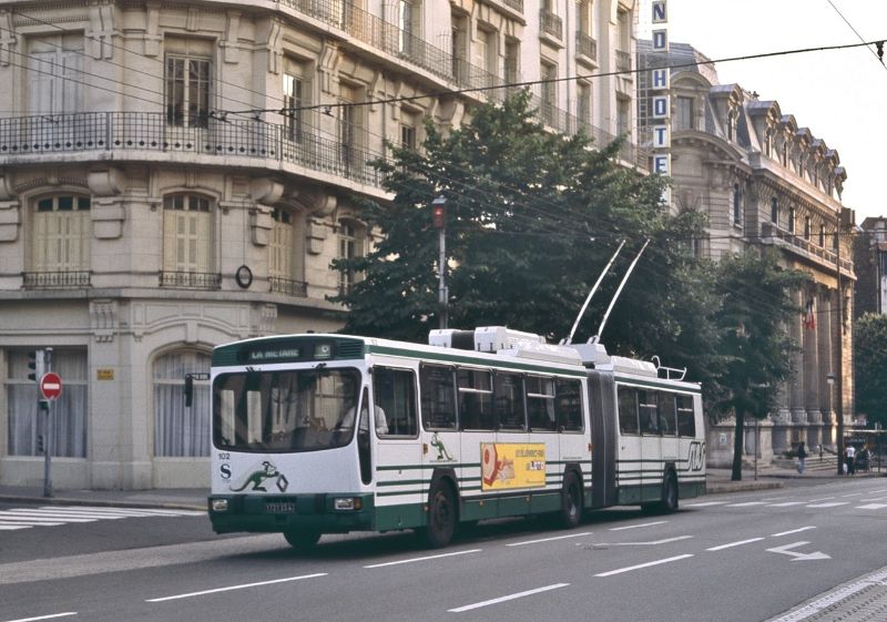 Die frühere Trolleybuslinie 6 wurde bereits von 1983 bis 2001 von Gelenktrolleybussen bedient, hier der Renault PR180H Nr.102 im Juli 1986. Foto: Harry Sanders