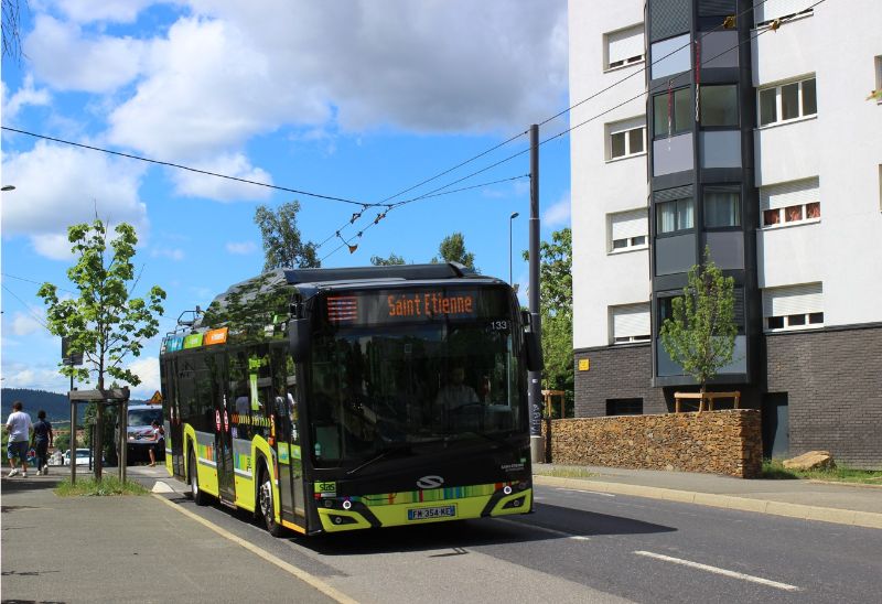 Solaris 133 startet in Richtung Terrenoire auf dem Bd Philippe Raoul Duval, im Hintergrund sind die Hinweise in der Oberleitung zum Abdrahten der Trolleybusse erkennbar. Foto: J. Lehmann, 24.5.22