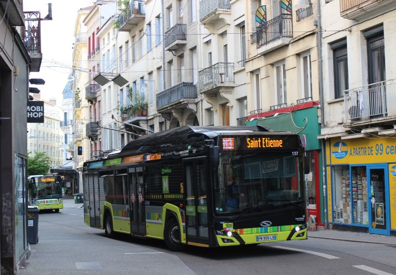 Solaris Trollino 137 drahtet an der Haltestelle Grand Moulin in der Innenstadt nach über 3 km Batteriefahrt wieder an. Foto: J.Lehmann