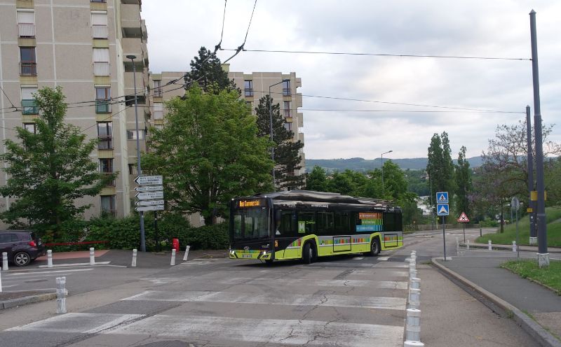 Im Batteriebetrieb wenden die Solaris Trollinos der Linie M3, hier Wagen 141 am Boulevard Philippe Raoul Duval, die frühere Wendeschleife über die Rue Dieudonné Costes soll gemäß Bauschilder vor Ort wieder aktiviert werden. Foto: J.Lehmann