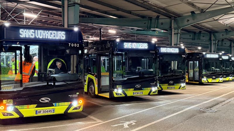 Vor der Ausfahrt zum ersten Linienbetrieb erhielten die Fahrer die letzten Instruktionen im Depot. Foto und Quelle: Saint-Etienne Métropole via Facebook, siehe: