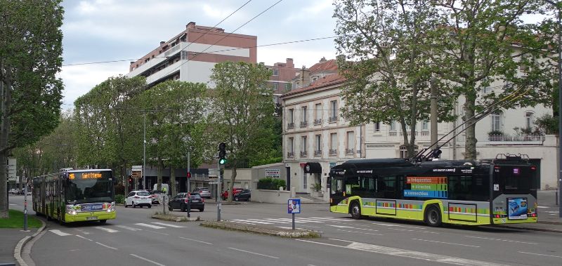 Diesel-Gelenkbusse übernahmen ab 1999 den Betrieb auf der Linie 6, ab 2017 M6 genannt, am 24.5.2023 passierte der Irisbus Citelis 18 Nr.793 vom Baujahr 2011 den Solaris Trollino 135 als Linie M7. Foto: J.Lehmann