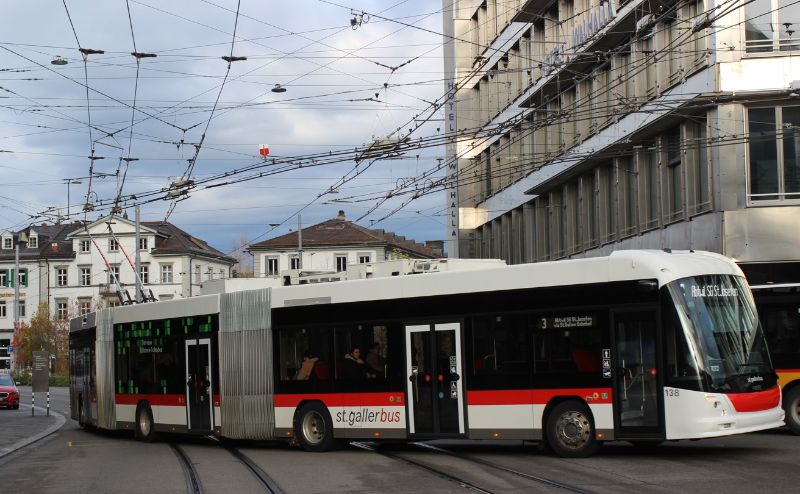 Die Anfang 2021 ausgelieferten lighTram® 25 DC kommen auf den Linien 3 und 4 zum Einsatz, hier fährt Wagen 138 auf den Bahnhofsvorplatz ein. Foto: J. Lehmann, 14.11.2022