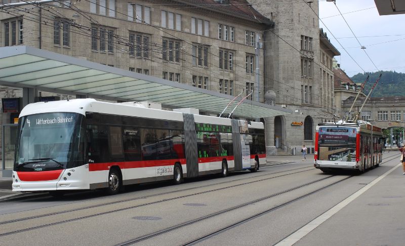 Auf den Linien 3 und 4 werden die lighTram® 25DC eingesetzt, hier begegnet der Doppelgelenkwagen 138 den SwissTrolley 178 als Linie 2 vor dem Bahnhof. Foto: J.Lehmann, 26.8.23