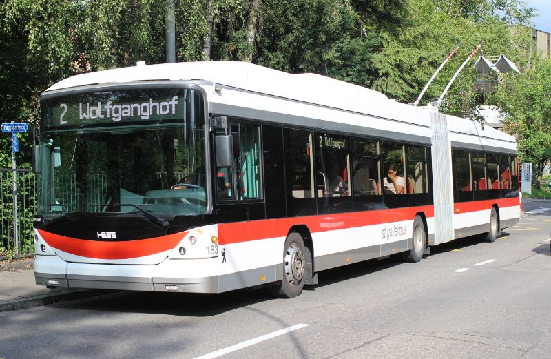 Mit der Fahrleitung auf der Fürstenlandstrasse wird ein Abzweig zur bestehenden Fahrleitung der Linie 2 auf der Haggenstrasse verlegt, so dass die Linie 8 hier auch die Fahrleitung von der Endhaltestelle Wendeplatz Stocken nutzen kann, die Haltestelle Moosweiher passiert der SwissTrolley 183 als Linie 2, er erhielt bereits den Retrofit, erkennbar an den roten Sitzen und der hellen Zielanzeige. Foto: J. Lehmann, 26.8.23